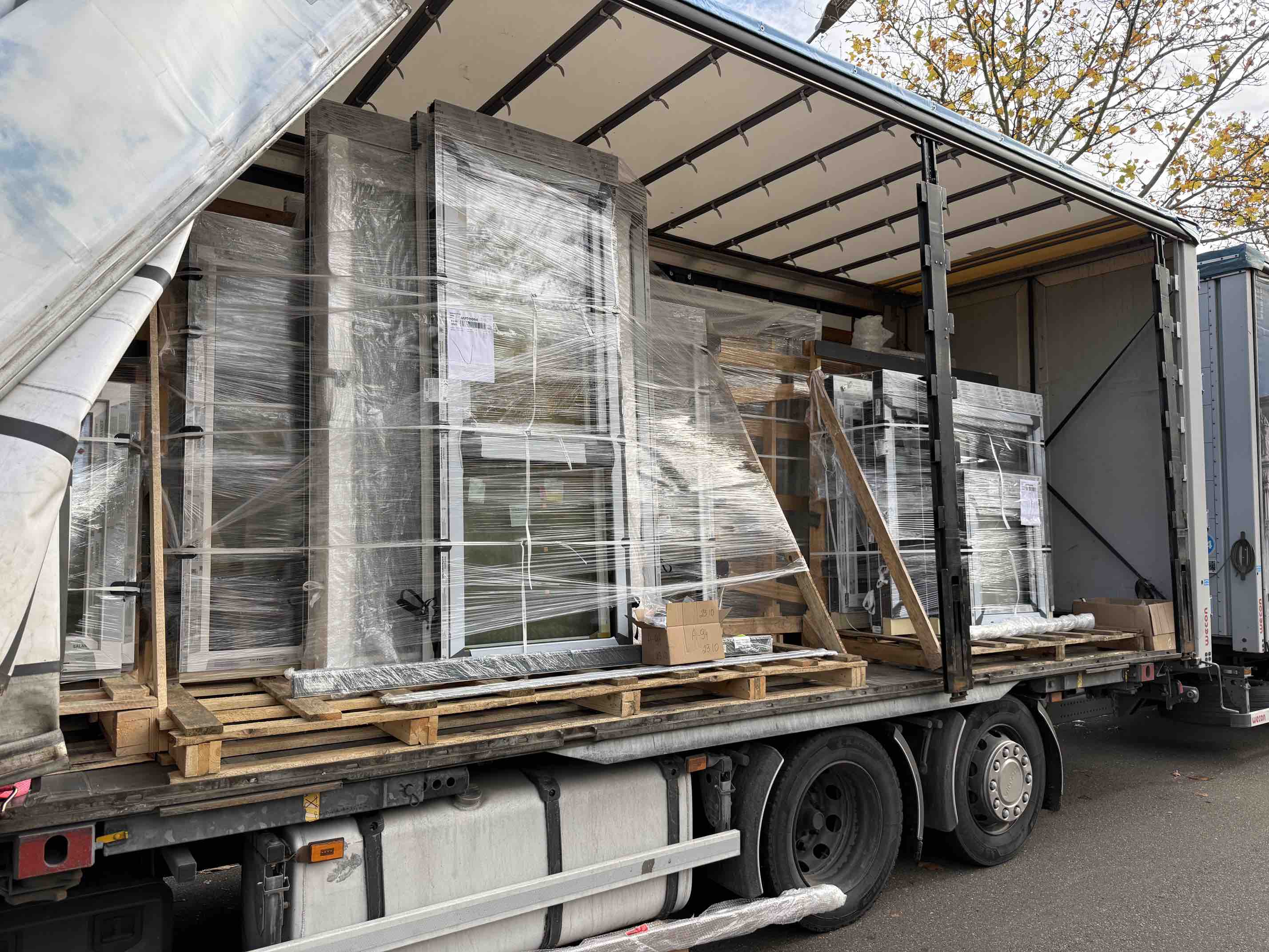 Professionelle Lieferung unserer Fenster - LKW Lieferung