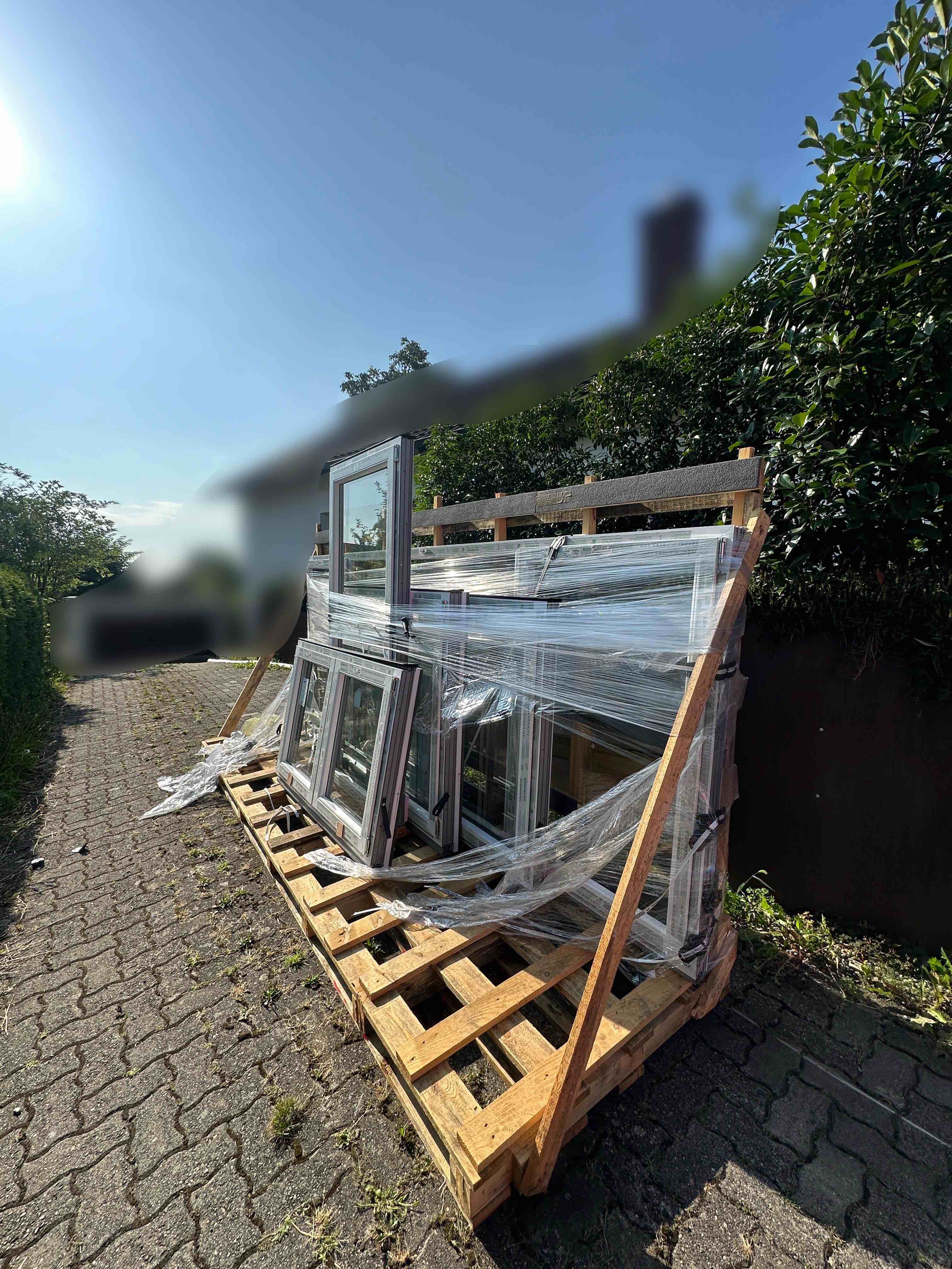 Hochwertige Fenster mit RAL-Sonderfarbe - Stadthaus Fassade